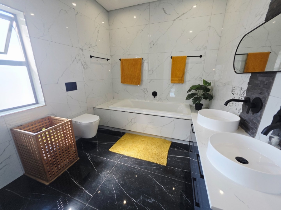 5 Bedroom Property for Sale in Sandown Western Cape